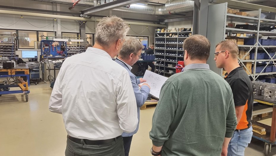 Guidet tur på Kongsberg-fabrikken til Servi Group hvor de viser Hydranor-produktene