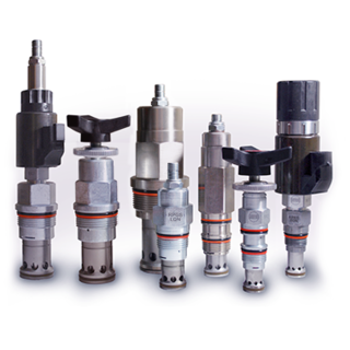 Samlebilde av hydraulikktilbehør: spoler/solenoider for dynamisk styring, DIN-kontakter og kabler, manuell override/nødmanøver, O-ringer/tetninger, monteringsbraketter, støvhetter og blindplugger.