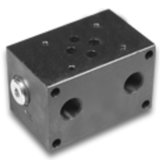 Bilde av ventilblokk/manifold for hydrauliske systemer med bearbeidede kanaler, tilkoblingsporter og monteringshull, med cavity-hus for patronventiler og CETOP-subplategrensesnitt for modulære ventilstakker.