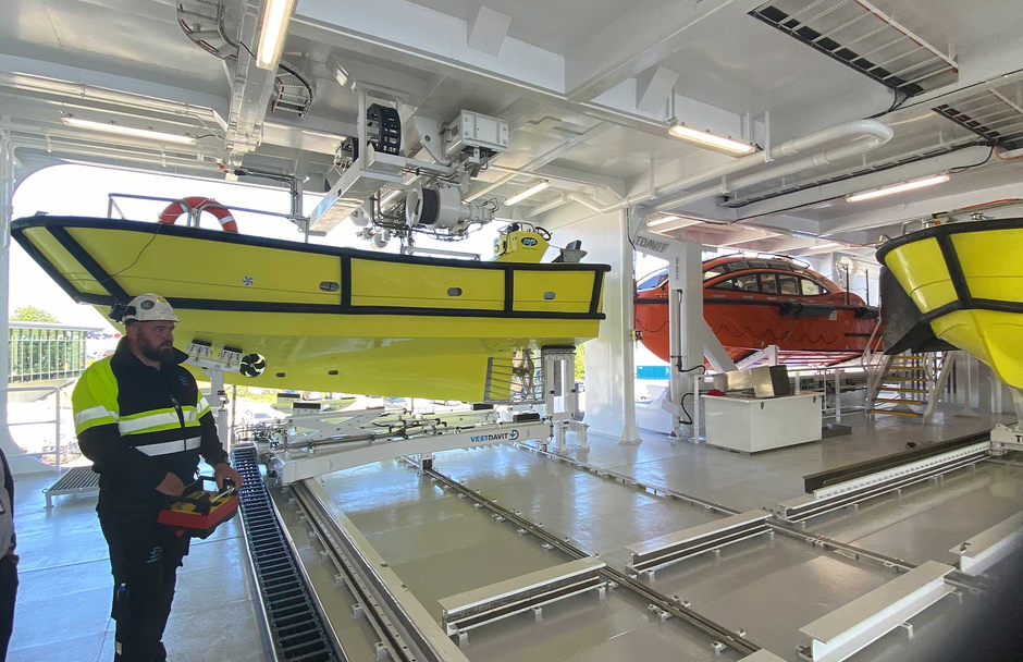 Person styrer det automatiske vognsystemet ombord på Nexans Aurora | © Vestdavit