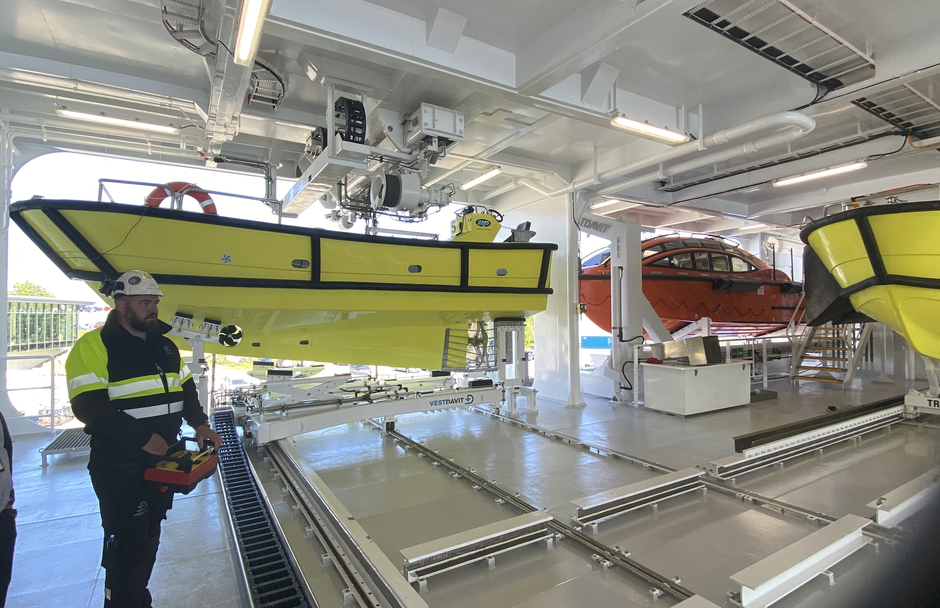 Person styrer det automatiske vognsystemet ombord på Nexans Aurora | © Vestdavit