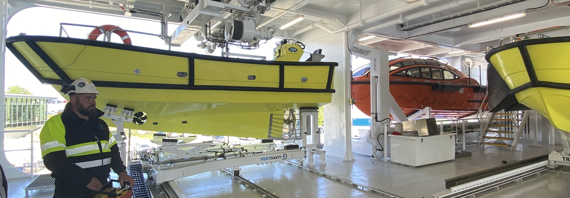 A person is controling the automatic Mission Bay Handling System | © Vestdavit