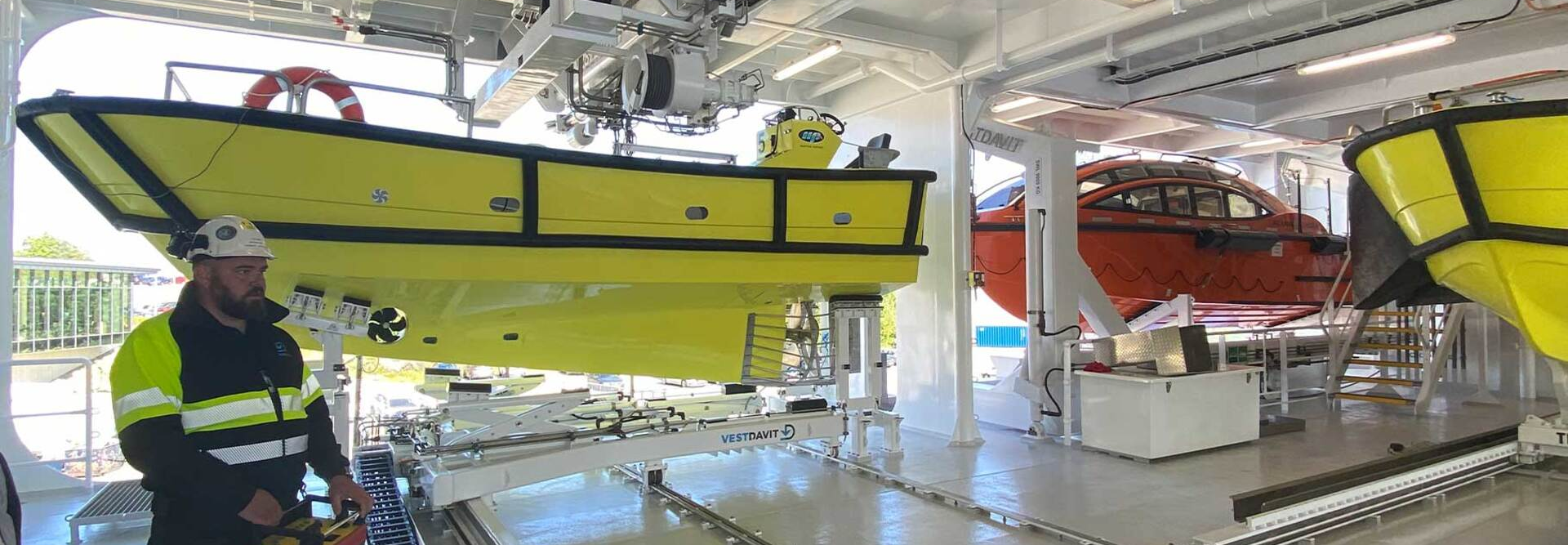 Person styrer det automatiske vognsystemet ombord på Nexans Aurora | © Vestdavit