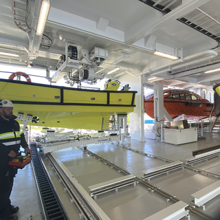 Person styrer det automatiske vognsystemet ombord på Nexans Aurora | © Vestdavit
