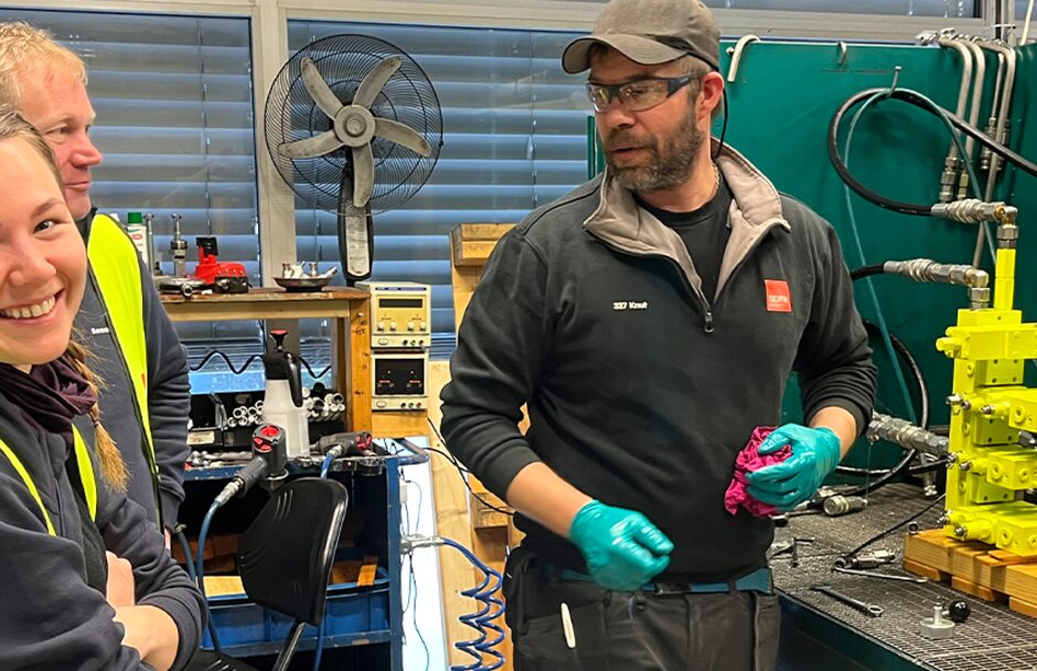 Seasystems godkjenner FAT testen hos Servi Group Ausra Konstantinaviciute, prosjektingeniør og Gregor Bidmead fra Seasystems hos Servi i Kongsberg hvor teamleder Knut Odden, Servi Group, gjennomfører testen på de hydrauliske blokkene