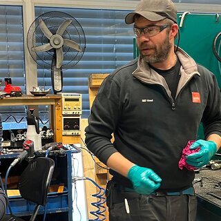 Ausra Konstantinaviciute, prosjektingeniør og Gregor Bidmead fra Seasystems hos Servi i Kongsberg hvor teamleder Knut Odden, Servi Group, gjennomfører testen på de hydrauliske blokkene