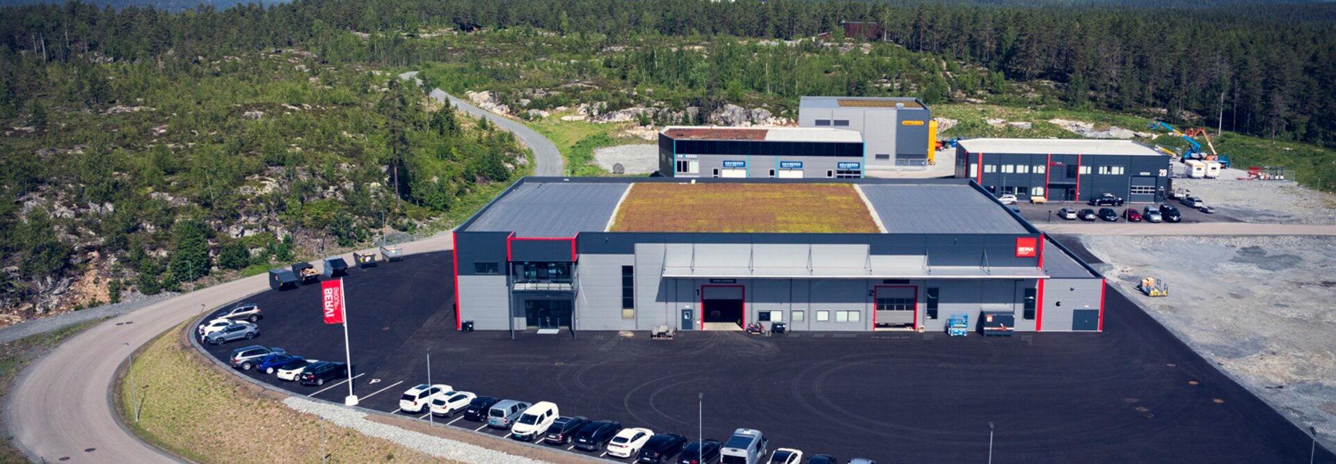 Luftfoto av våre lokaler på Kongsberg, som viser bygningene og omgivelsene fra et fugleperspektiv.