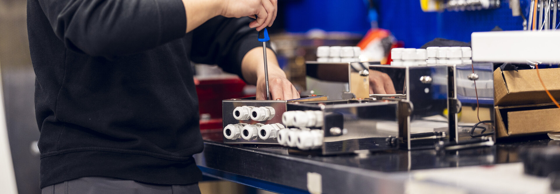 A technician from Servi is seen installing and fine-tuning an electrical and control system in an industrial setting, demonstrating precision and expertise. | © Øyvind Welle