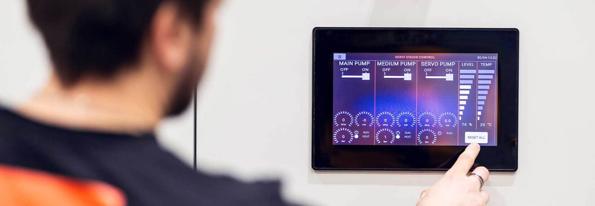 A person operates a touchscreen interface | © Øyvind Welle
