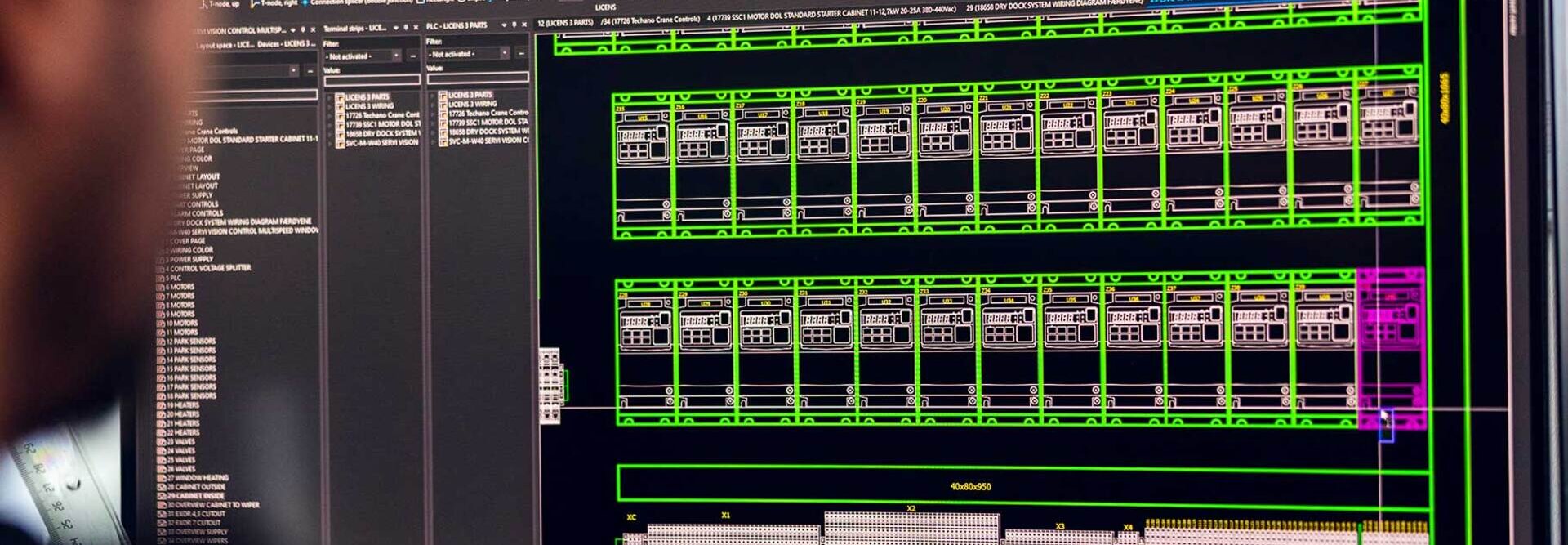En PC-skjerm viser et detaljert design av et elektroskap med komponenter og koblinger i et teknisk program | © Øyvind Welle