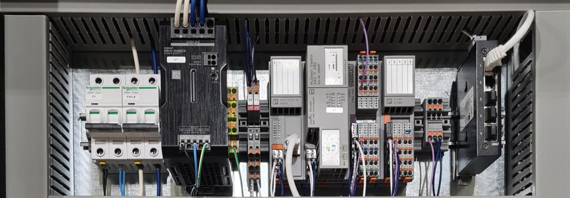 Et nærbilde av et elektroskap som viser detaljerte elektriske komponenter og ledninger.