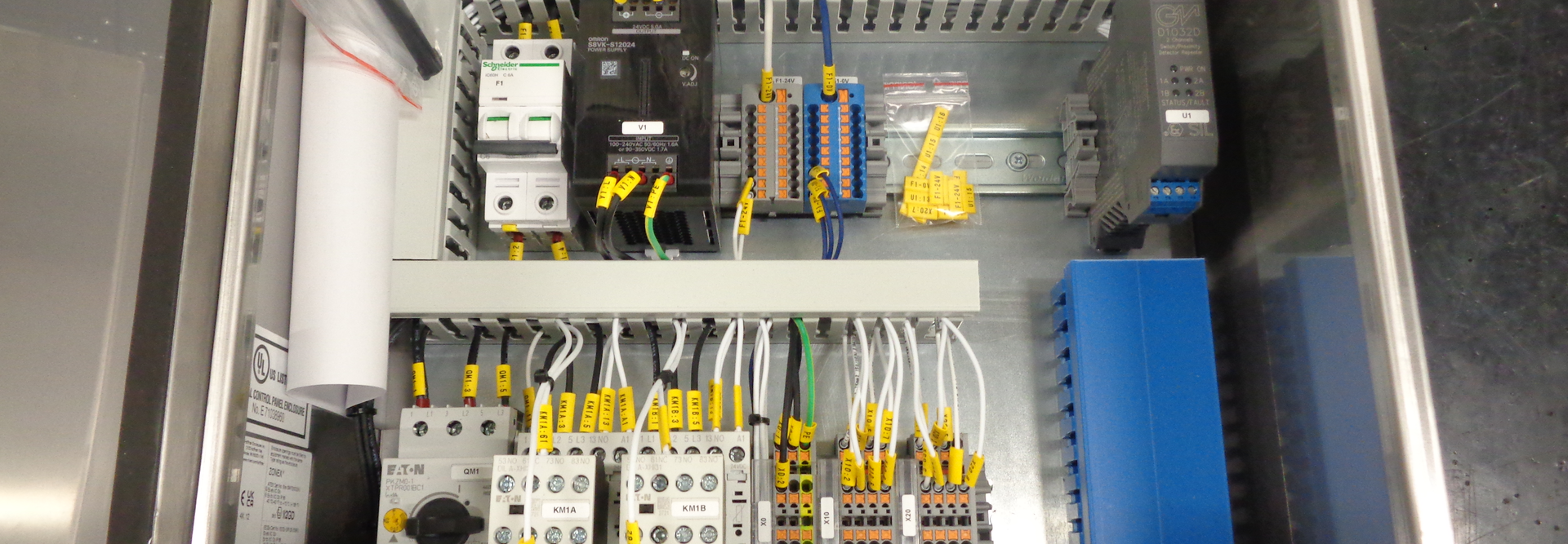 Et nærbilde av et elektroskap som viser detaljerte elektriske komponenter og ledninger.