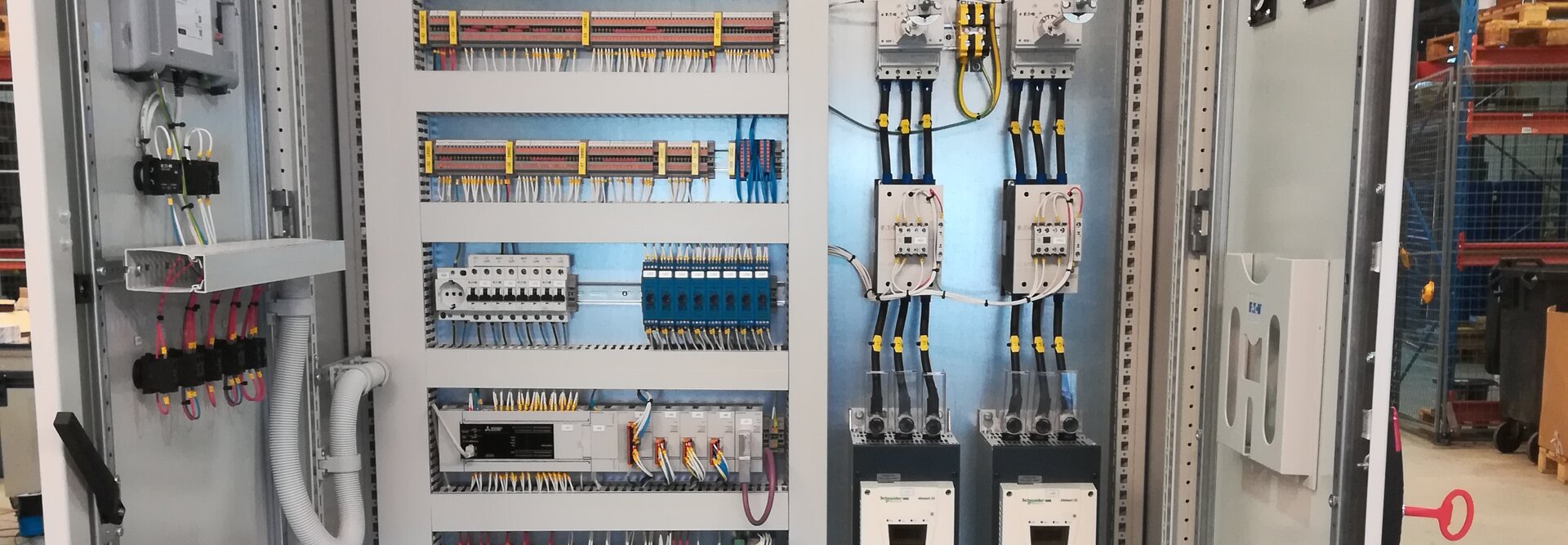 Et elektroskap fullt montert og klart for forsendelse til kunden.