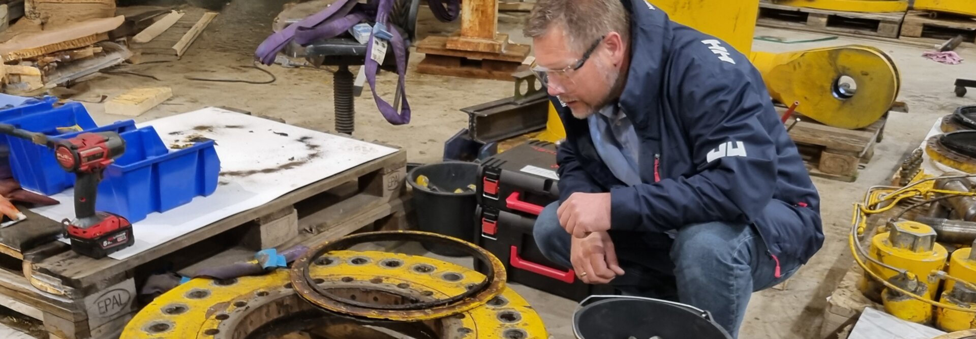 Bjørn Lind ser på kuleventil som er åpnet og vurderer skifte av glidelager