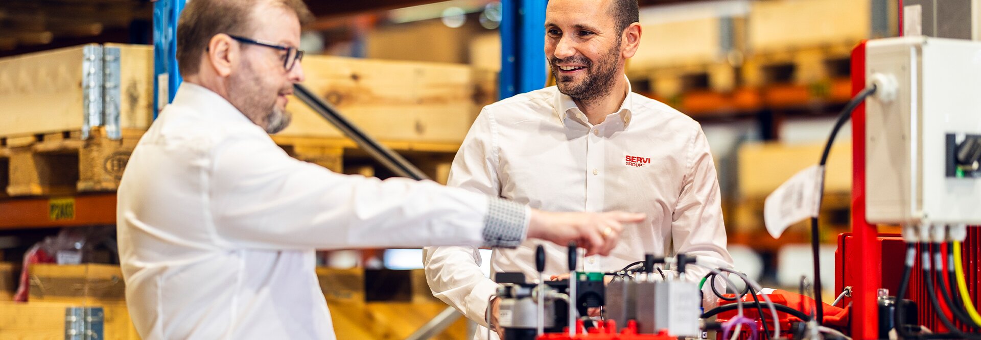 to personer viser hvordan hydraulikk fungerer