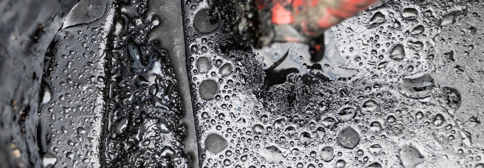Nærbilde av bitumen som viser detaljene i asfaltmaterialet.