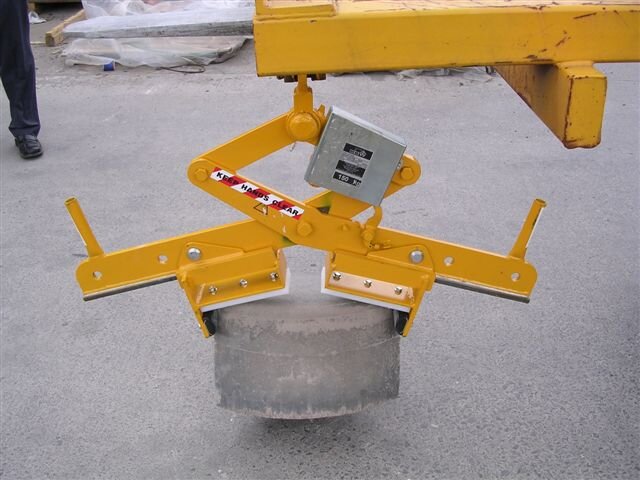 Et bilde av en enkeltarmsteng som løfter en liten betongblokk. 