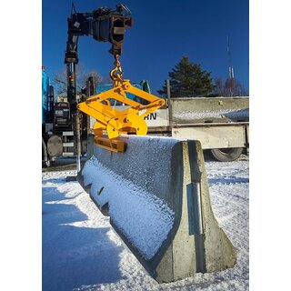  Et bilde av en autovern løfteteng fra BSV som løfter en stor betongblokk sett fra siden. Det er snø på bakken og rundt byggeplassen, og betongblokken henger i luften.