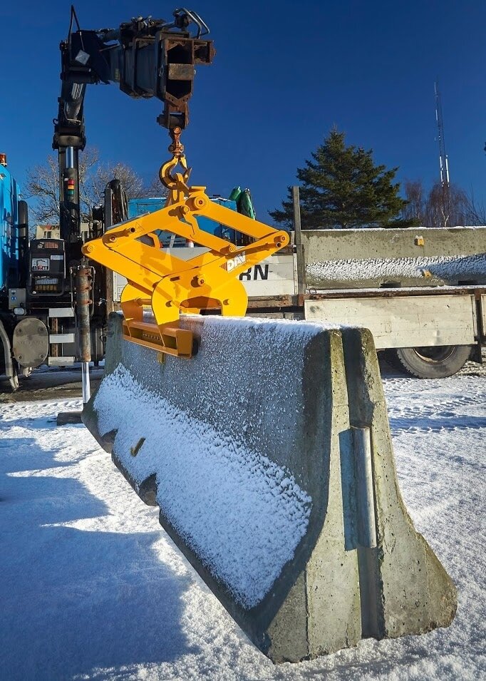  Et bilde av en autovern løfteteng fra BSV som løfter en stor betongblokk sett fra siden. Det er snø på bakken og rundt byggeplassen, og betongblokken henger i luften.