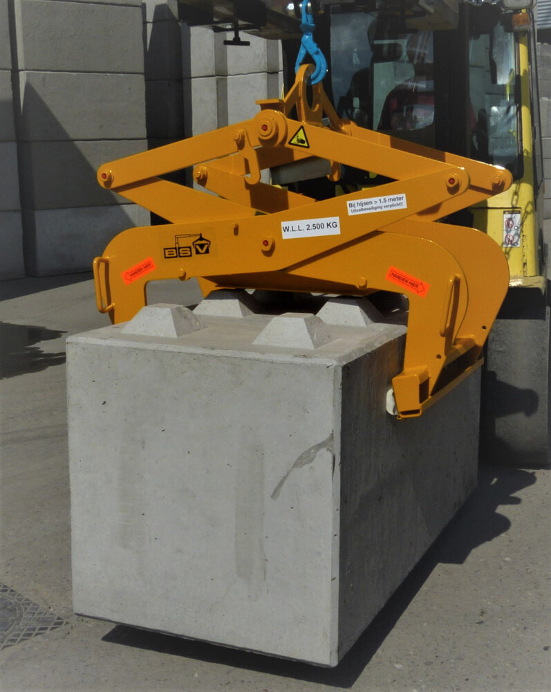 Et bilde av en betongblokker løftetang fra BSV som løfter store betongelementer.