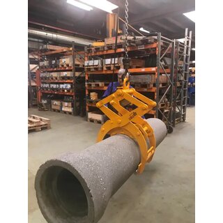 An image of pipe tongs from BSV in use at a construction site. The pipe tongs are lifting a large pipe, and the workers on site ensure the lift is performed safely and efficiently.