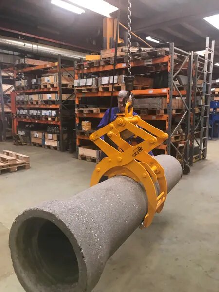 Et bilde av en rørtenger fra BSV i bruk på en byggeplass. Rørtengene løfter et stort rør, og arbeiderne på stedet sørger for at løftet skjer sikkert og effektivt.