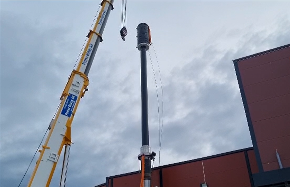 Bilde av en høy kran som skal vertikalteste en sylinder