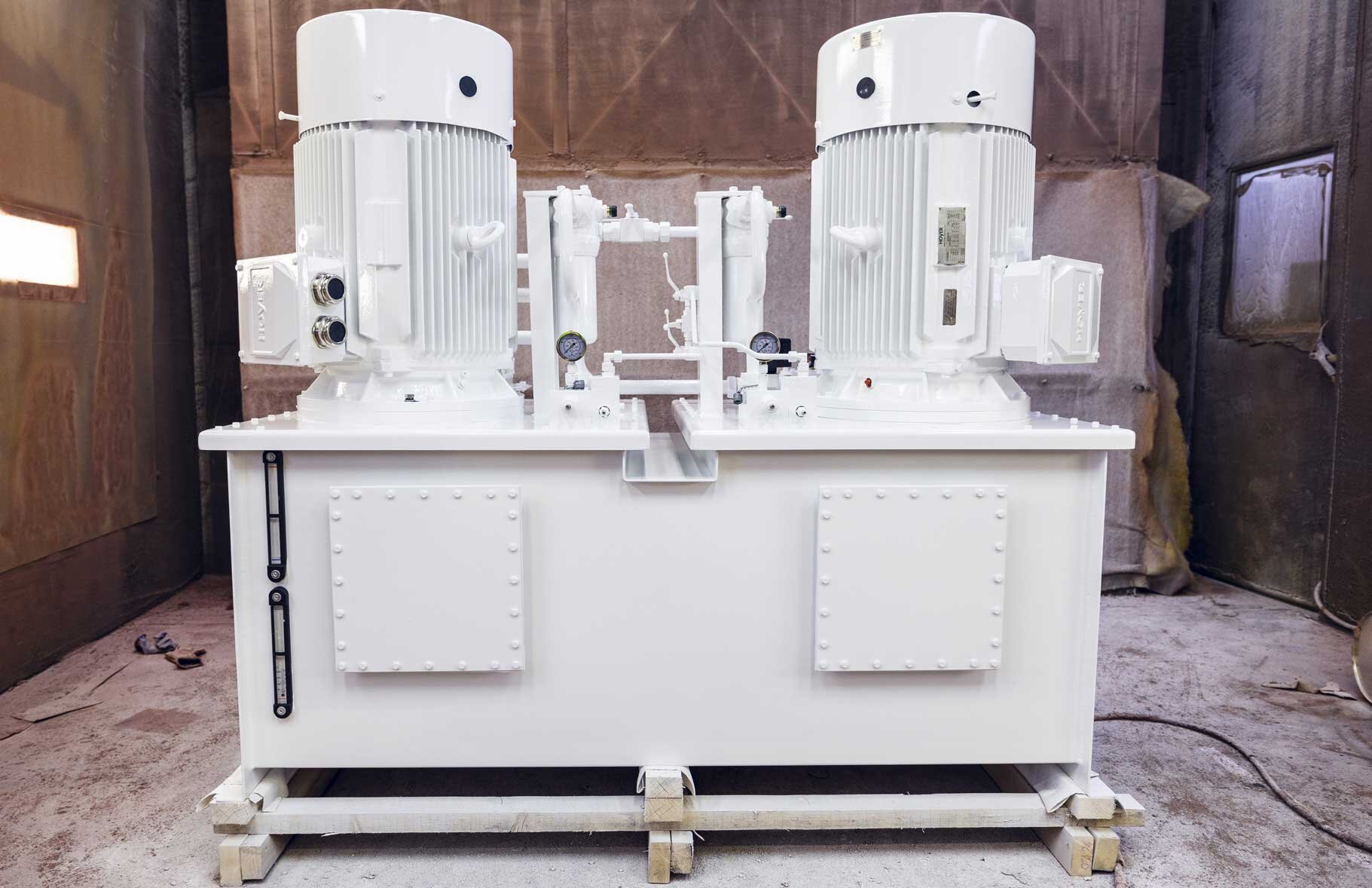 Hydraulikkaggregat ferdig overflatebehandlet med hvit maling