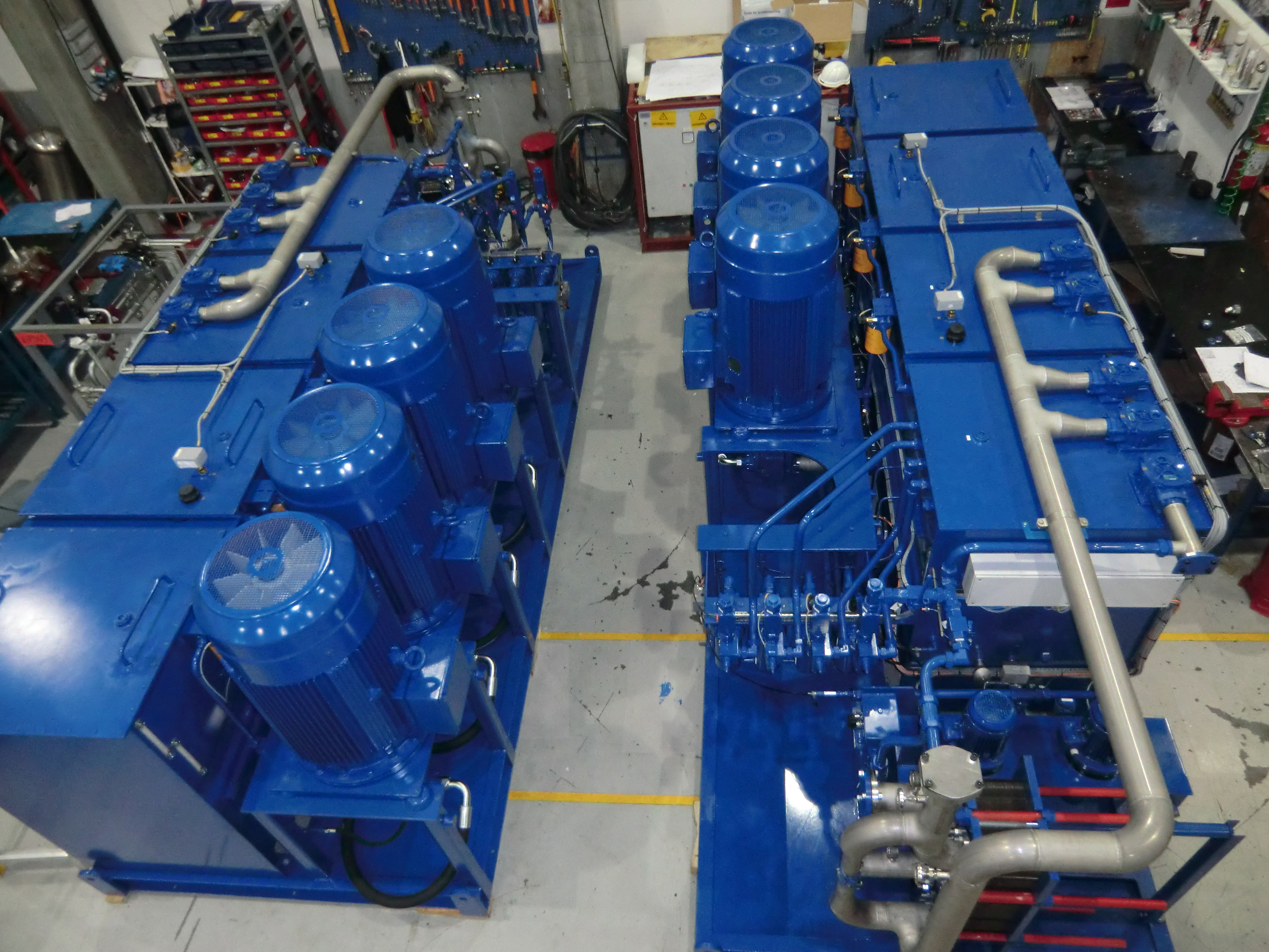 To blå hydraulikkaggregat ala 5000 liter