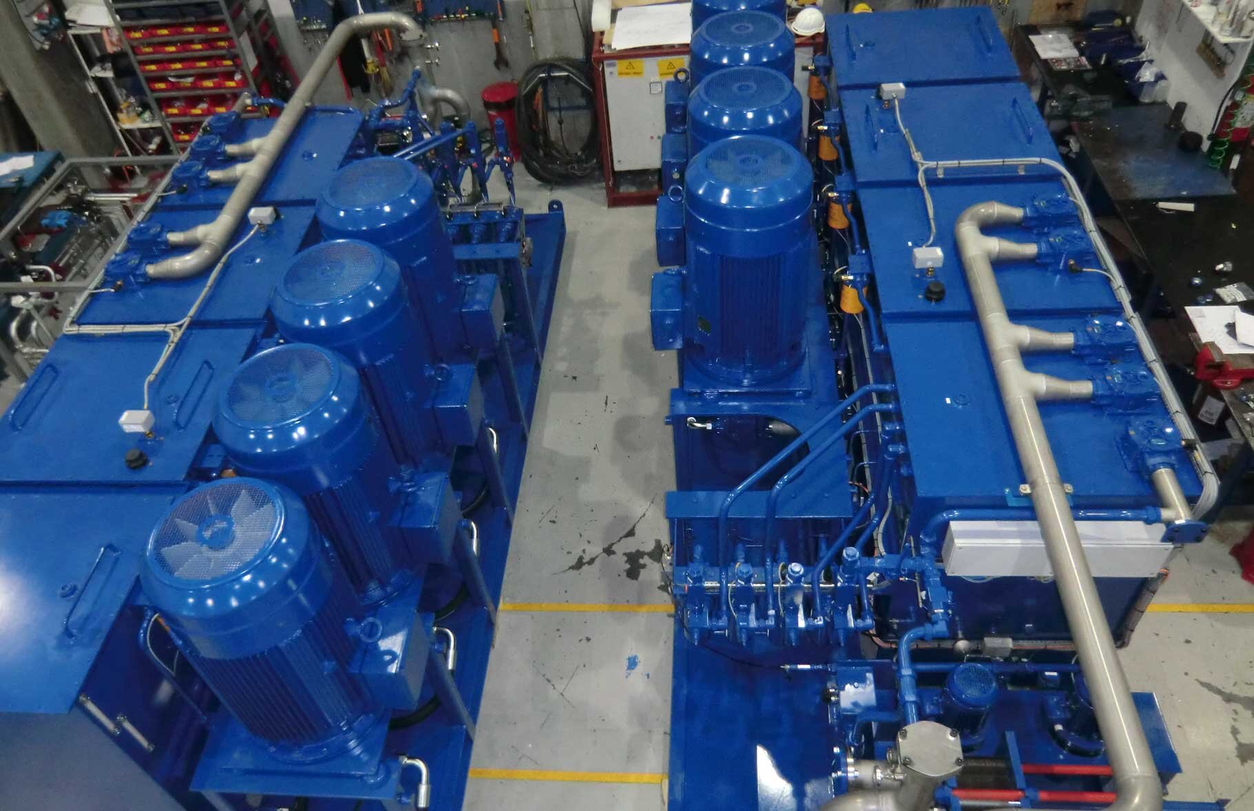 To blå hydraulikkaggregat ala 5000 liter