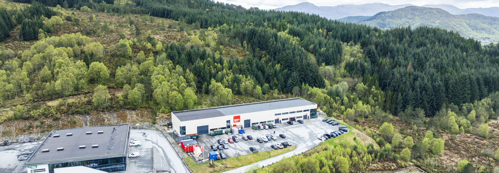 Dronebilde av kontoret til Servi Group i Ulsteinvik