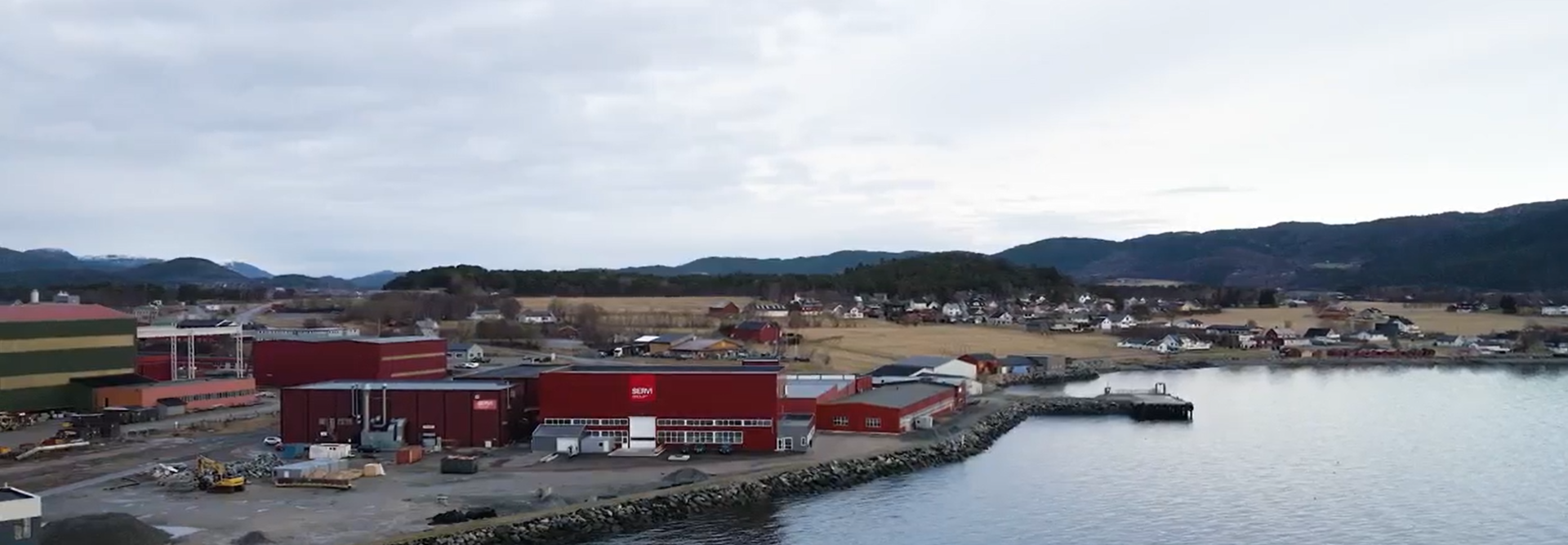 Dronebilde av produksjonshall 8 på Servi sitt kontor i Rissa