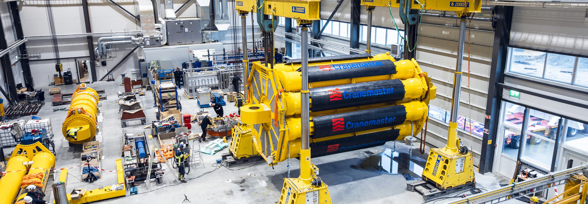 Overview of the production hall with the world's largest hydraulic shock absorber for Cranemaster