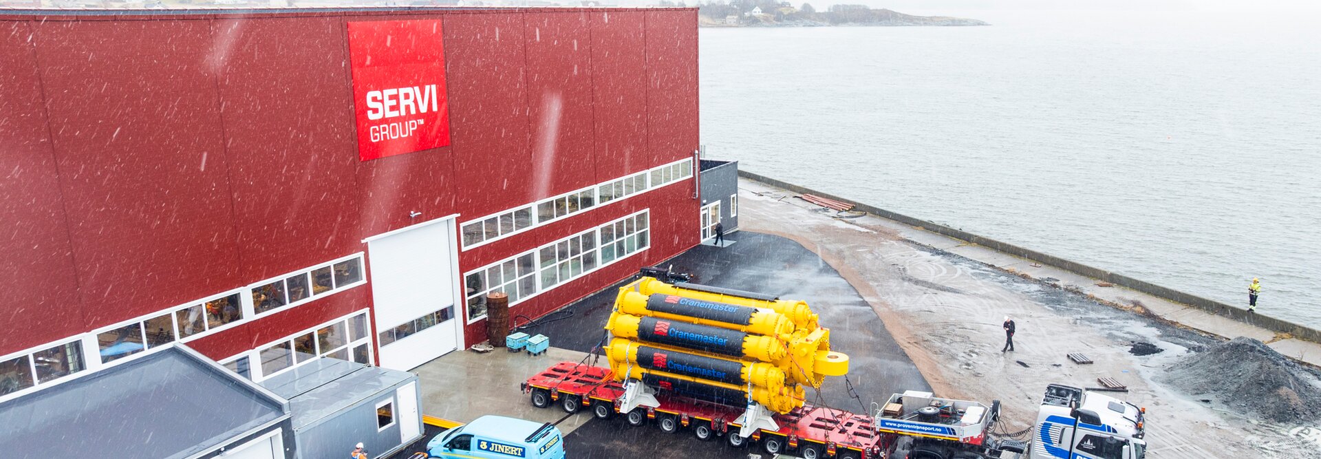 Cranemaster, hydraulisk demper, plassert på lastebil på vei ut av produksjonshallen til Servi Group i Rissa