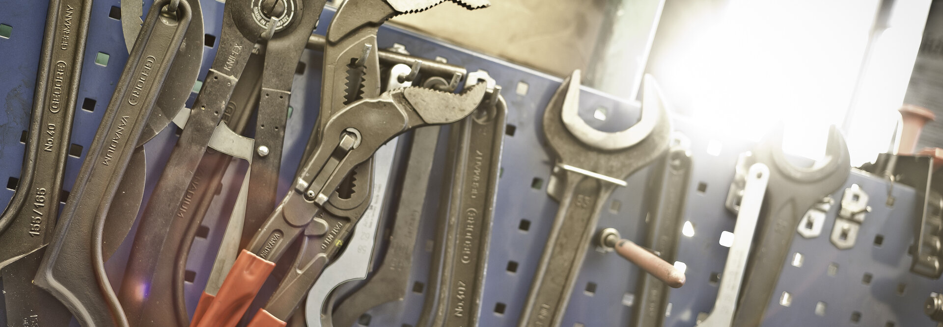 Service tool in a hydraulic workshop