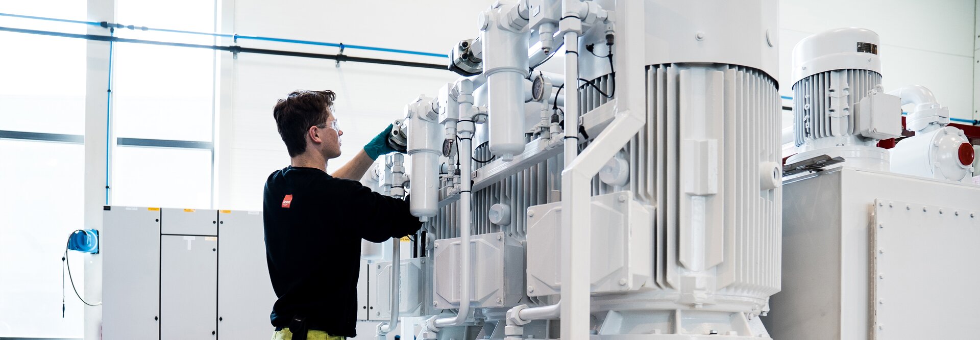 En person jobber på et hvit hydraulisk aggregat