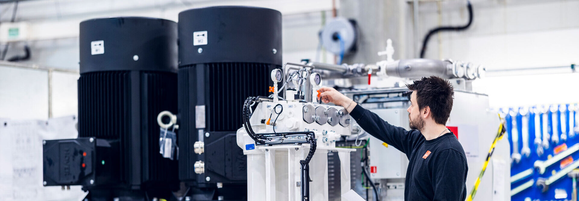 En person jobber på et hvit hydraulisk aggregat