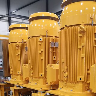 Nærbilde av hydraulikkaggregat gult