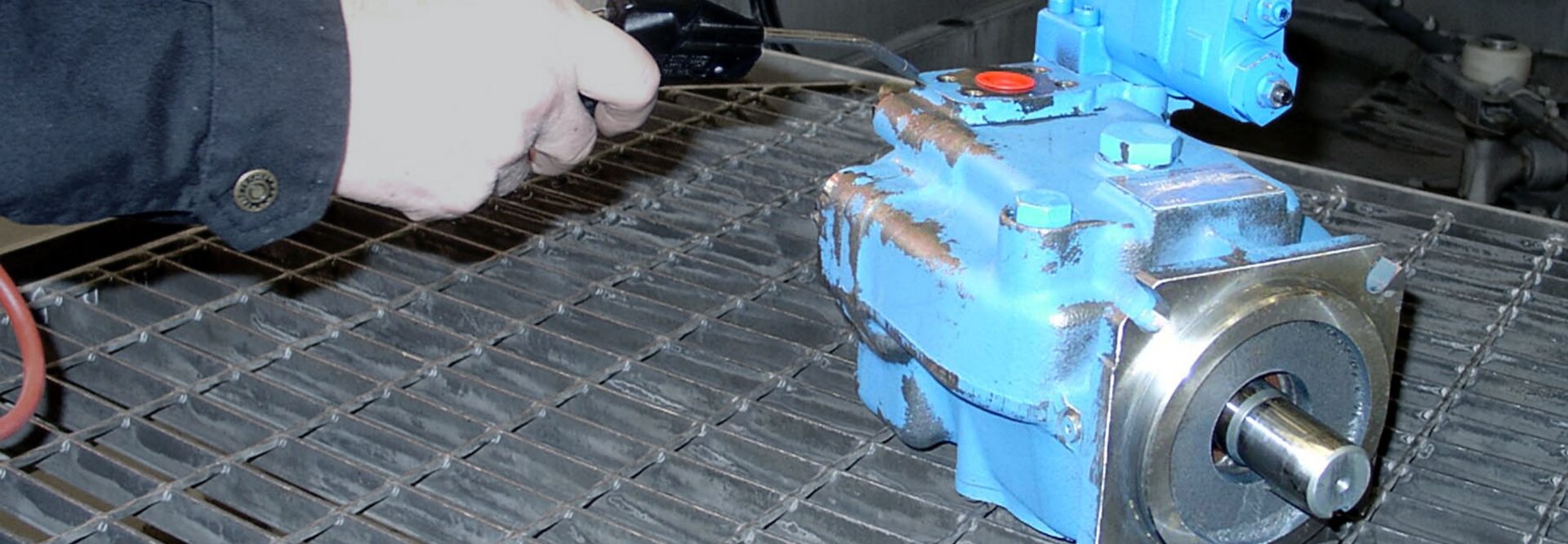 Cleaning of hydraulic pump before overhaling
