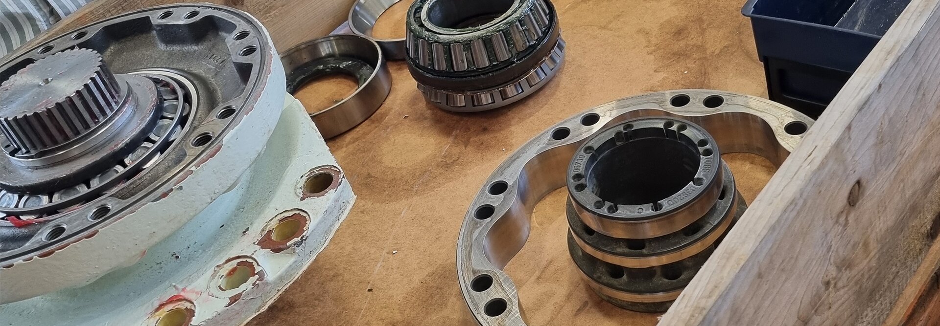 Demontert Poclain motor i kasse - overhalt av Servi