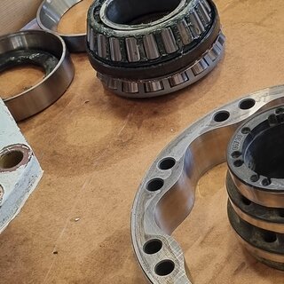 Demontert Poclain motor i kasse - overhalt av Servi