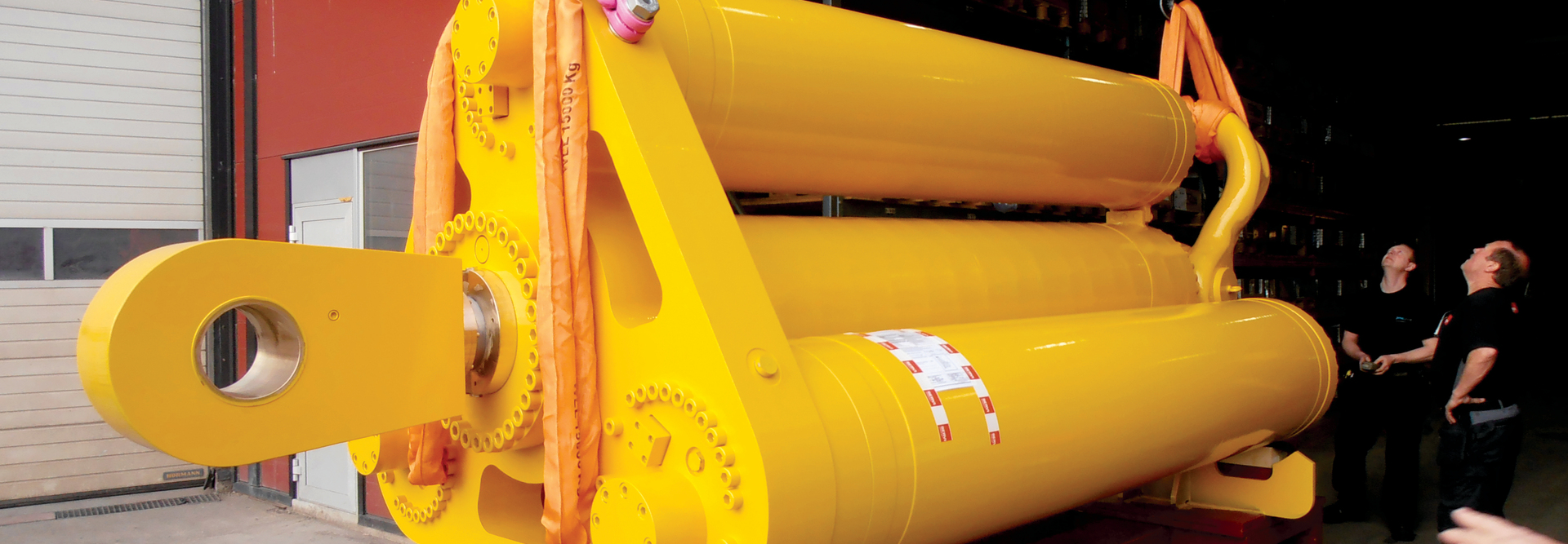 Stor gul hydraulisk demper på vei ut av produksjonshallen på Rissa